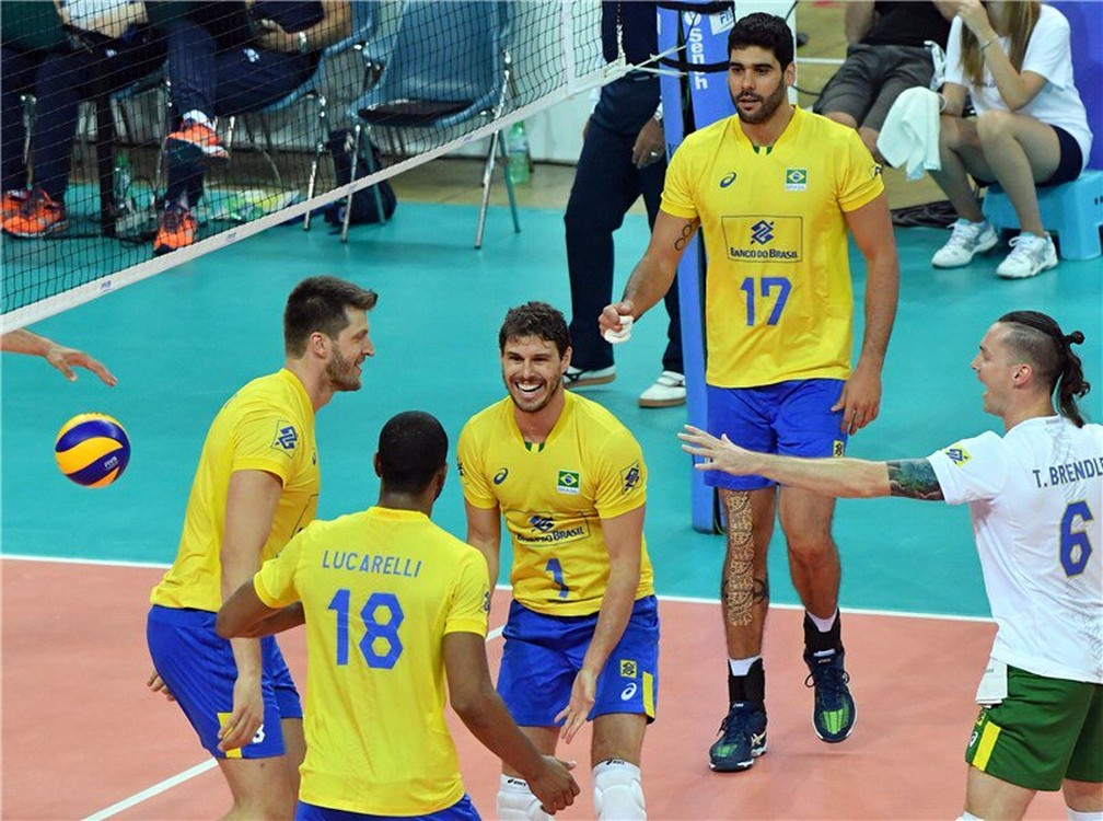 Evandro (atrás), Eder, Bruninho, Lucarelli e  Tiago Brendle comemoram a vitória (Foto: Reprodução/Twitter)