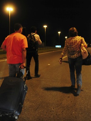 SP: passageiros carregam malas 
na Dutra para chegar a Guarulhos (Junior Lago/Reuters)