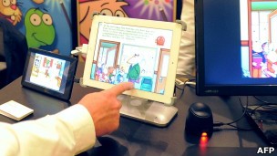 Visitante lê livro infantil digital em feira nos EUA (Foto: AFP)