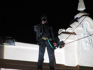 Voo do 'Batman' é um dos momentos mais esperados da apresentação (Foto: Projeto Fragmentos Visuais do Séc. XXI/Divulgação/Prefeitura de Diamantina)