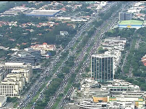 Lojas e shoppings encerraram expediente mais cedo devido suposto protesto (Foto: Reprodução / TV Globo)