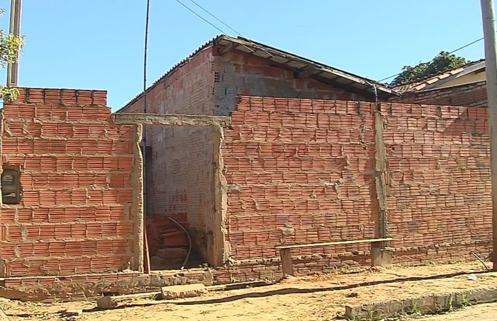 Crime aconteceu em uma casa na Vila Tiritan (Foto: Reprodução / TV TEM )