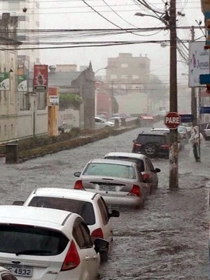Chuva deixou a rua General Argolo, no Centro de Pelotas, alagada (Foto: Felipe Añaña/Vc no G1)