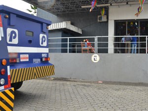 Assalto aconteceu por volta das 10h desta segunda-feira (18), segundo a polícia (Foto: Walter Paparazzo/G1)