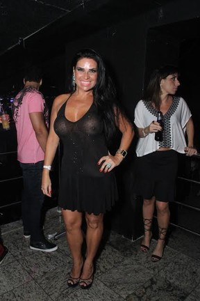 Solange Gomes sem sutiã em festa no Rio (Foto: Thyago Andrade/Fotorio News)