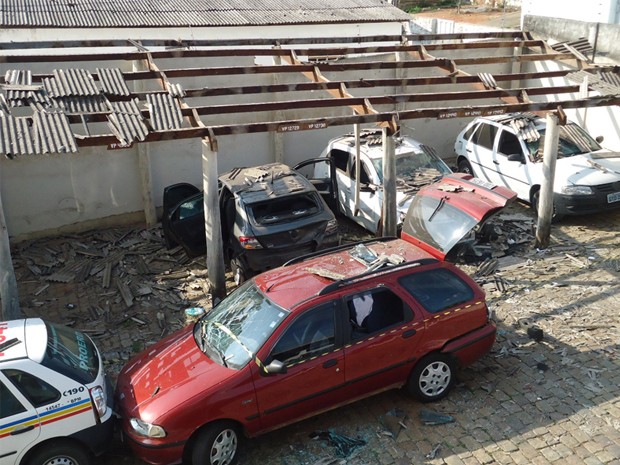 Carros que estavam no pátio ficaram destruídos. (Foto: Jônatas Elias de Sousa / VC no G1)