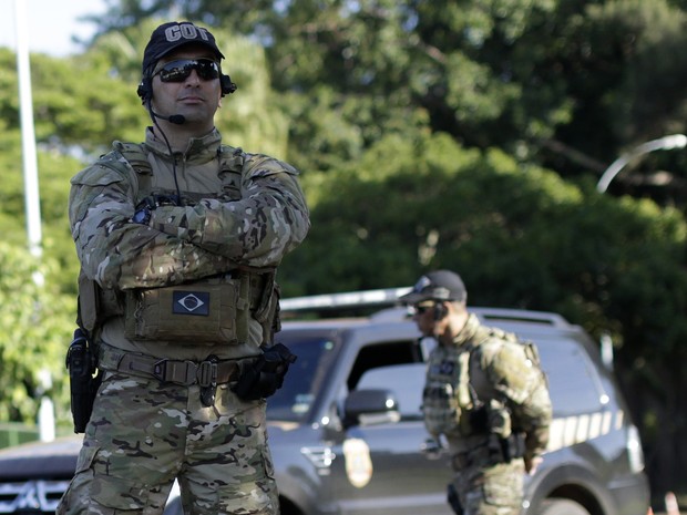 Policiais do COT, a tropa de elite da PF, cercam casa de Eduardo Cunha em Brasília (Foto: Ueslei Marcelino/Reuters)
