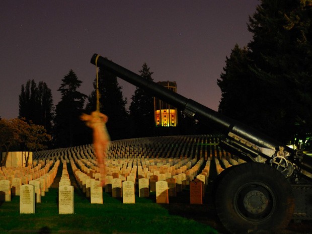 Na foto, mulher nua aparece amarrada a canhão de guerra. (Foto: Reprodução)