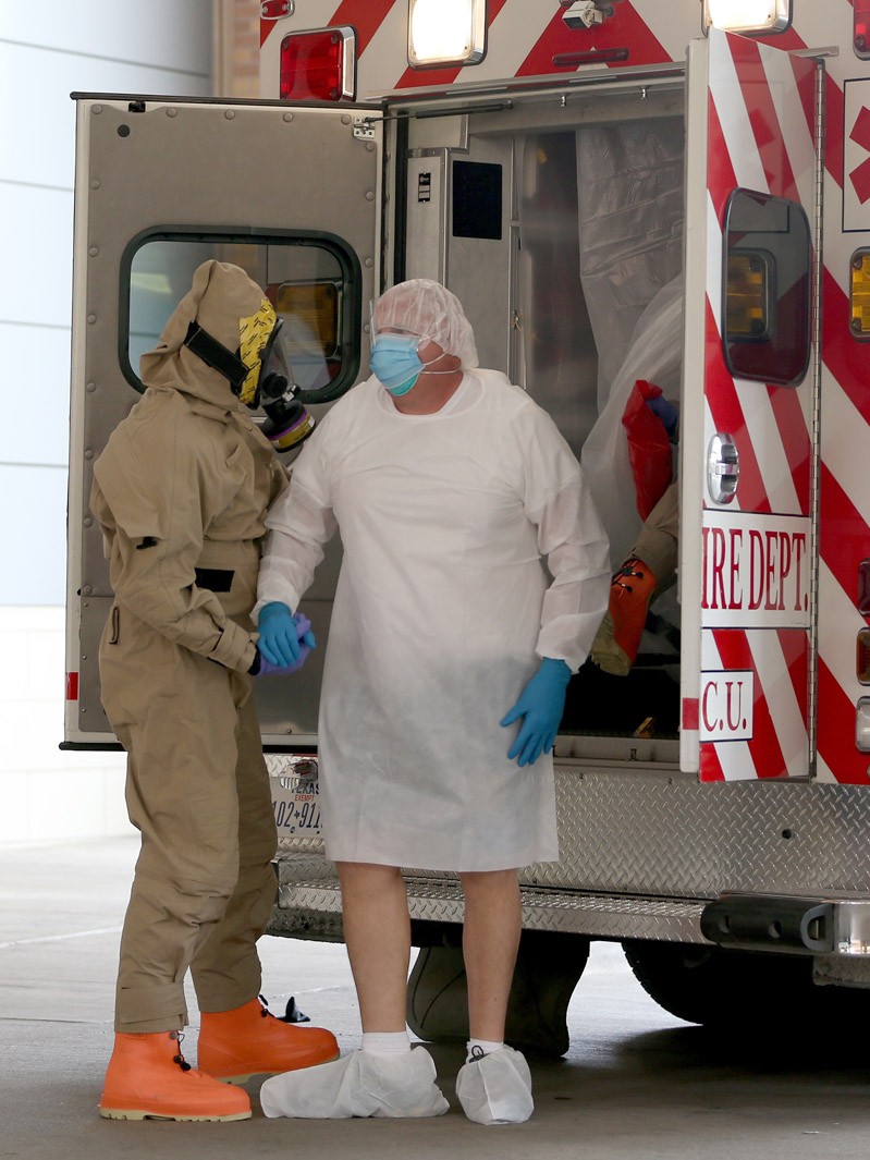 Paciente suspeito de estar com Ebola chega ao hospital presbeteriano do Texas, nos Estados Unidos (Foto: Joe Raedle/Getty Images North America/AFP)