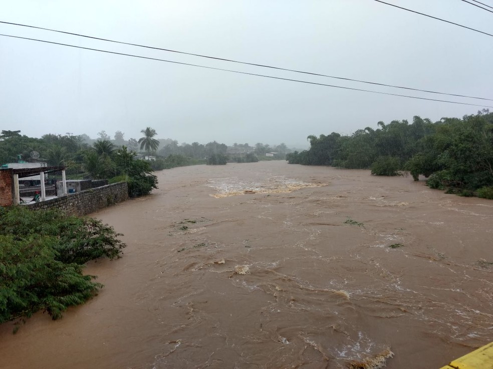Durante o dia, nível do rio Mundaú já era considerado elevado e vinha sendo monitorado em União dos Palmares (Foto: Arquivo Pessoal/Jonh Brito)