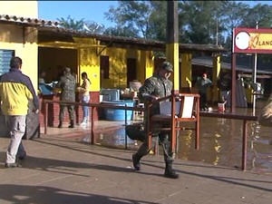 Famílias são retiradas de suas casas em São Borja (Foto: Reprodução RBSTV)