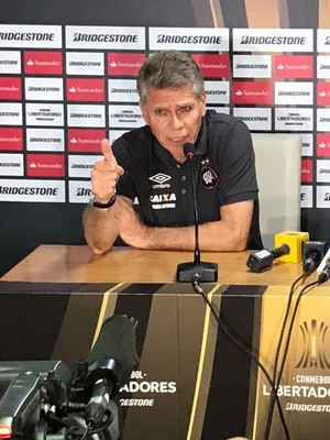 Paulo Autuori Atlético-PR Capiatá (Foto: Thiago Ribeiro)