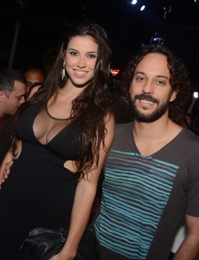 Gabriel O Pensador com a namorada em evento no Rio (Foto: Ari Kaye/ Divulgação)