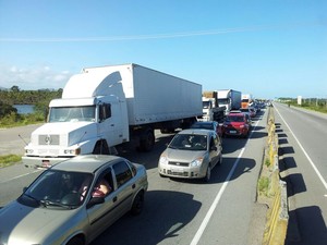 Laguna, no Sul, registrou congestionamento neste domingo (17) (Foto: Fernando José da Silva/RBS TV)