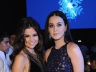 Selena Gomez e Katy Perry usam vestidos longos em evento beneficente