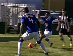 Lance de Botafogo x Cruzeiro 2ub-20 (Foto: Reprodução / Sportv)