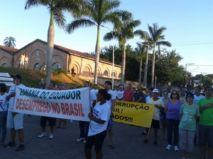 Moradores protestam com faixas nas ruas de Registro  (Foto: Rinaldo Rori)