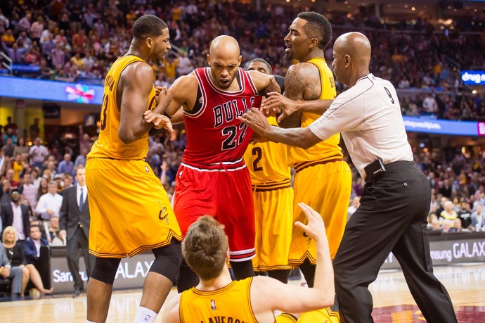 Matthew Dellavedova provocou a expulsão de Taj Gibson nas semifinais de conferência na temporada 2014-2015 da NBA (Foto: Getty Images)