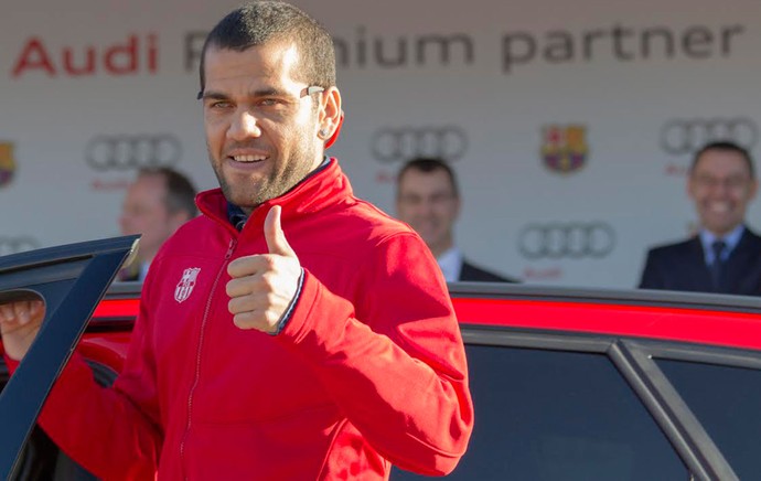 Daniel Alves Barcelona jogadores ganham carros (Foto: Splash News)