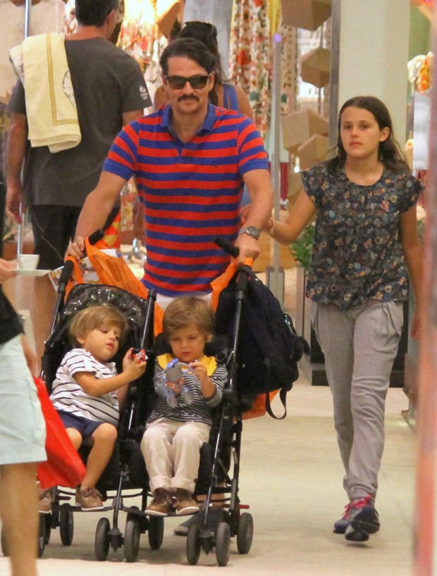 Marcelo Serrado e filhos (Foto: Agnews)