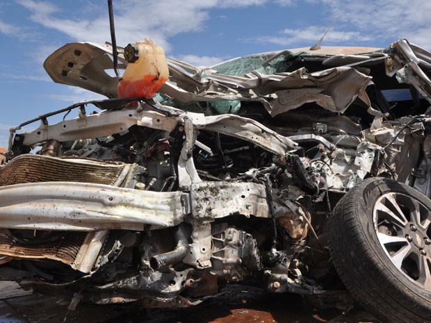 Carro do médico ficou totalmente destruído. Motorista morreu ao tentar fazer ultrapassagem na BR-242 (Foto: Eduardo Lena / Jornal Nova Fronteira)