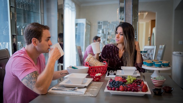 Mayra Cardi e Greto Guariz na sala de jantar da casa (Foto: Luan Assis/Divulgação)