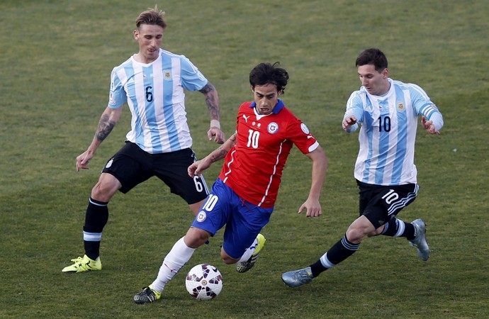 Valdivia Messi Chile x Argentina Copa América (Foto: Reuters)