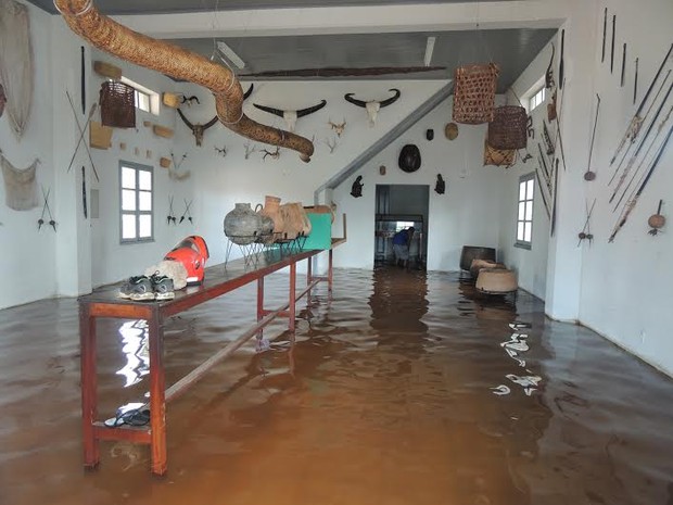 Água invadiu espaço no primeiro andar do Museu Municipal (Foto: Dayanne Saldanha/G1)