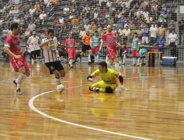 Neto marca seu primeiro gol, Timão vence e lidera grupo na Liga Futsal