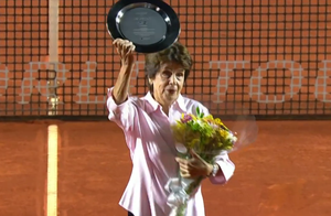 Maria Esther Bueno recebe homenagem no Rio Open (Foto: Reprodução SporTV)