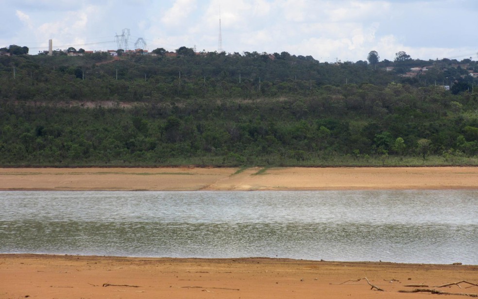 Com a diminuição do volume de água, as margens do reservatório do Descoberto estão cada vez mais próximas  (Foto: Alexandre Bastos/G1)