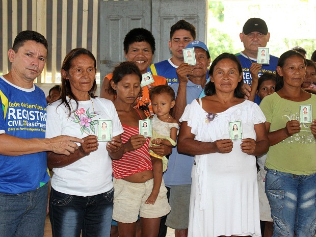 Índigenas de duas etnias receberam seus primeiros documentos  (Foto: Adneison Severiano/G1 AM)