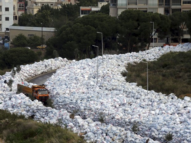 É tanto lixo acumulado que milhares de saco formam uma espécie de rio em Jdeideh, subúrbio da capital libanesa (Foto: Hasan Shaaban/Reuters)