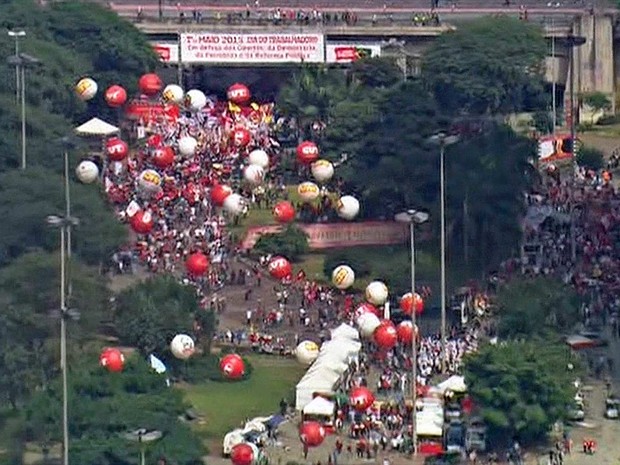 Concentração no Vale do Anhangabaú pouco antes das 12h. (Foto: Reprodução/TV Globo)