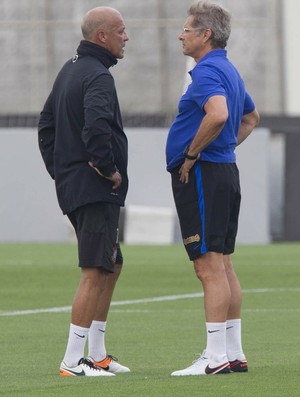 Oswaldo recria ambiente de disputa de pênaltis em treino do Corinthians