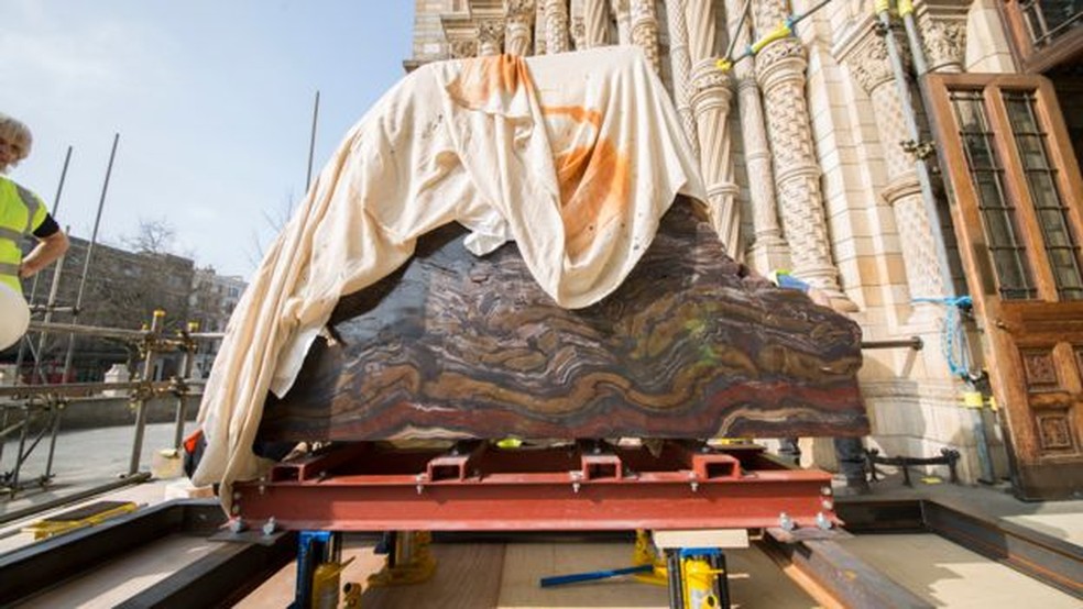 A rocha chega ao museu em Londres (Foto: Museu de História Natural de Londres)