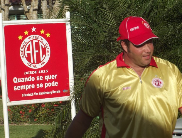 Treinador quer terminar a competição de forma honrosa (Foto: Matheus Magalhães/GLOBOESPORTE.COM)