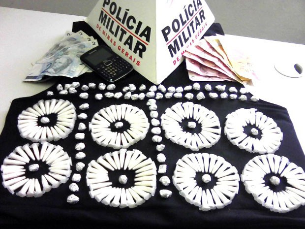 Menor é apreendido com 200 pinos de cocaína na cueca em Alfenas, MG (Foto: Polícia Militar) Menor é apreendido com 200 pinos de cocaína na cueca em Alfenas, MG (Foto: Polícia Militar)