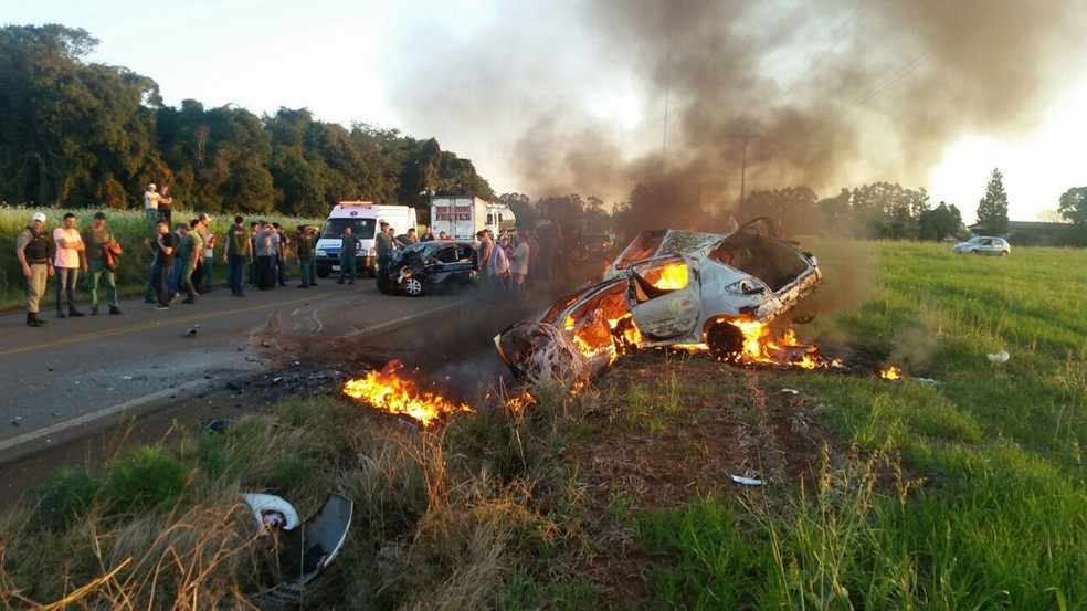 Um dos carros chegou a pegar fogo após a colisão (Foto: CRBM/Divulgação)