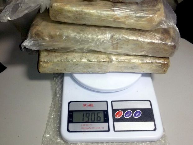 Guardas apreenderam quase 2kg de maconha em Piracicaba (Foto: Barbosa Neto/Programa Piracicaba Agora) Guardas apreenderam quase 2kg de maconha em Piracicaba (Foto: Barbosa Neto/Programa Piracicaba Agora)