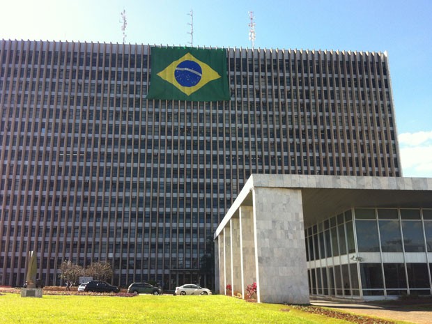 Uma bandeira brasileira foi colocada na fachada do Palácio do Buriti, sede do governo do DF (Foto: Káthia Mello/G1)