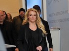 Britney Spears usa vestidinho e exibe coxa malhada