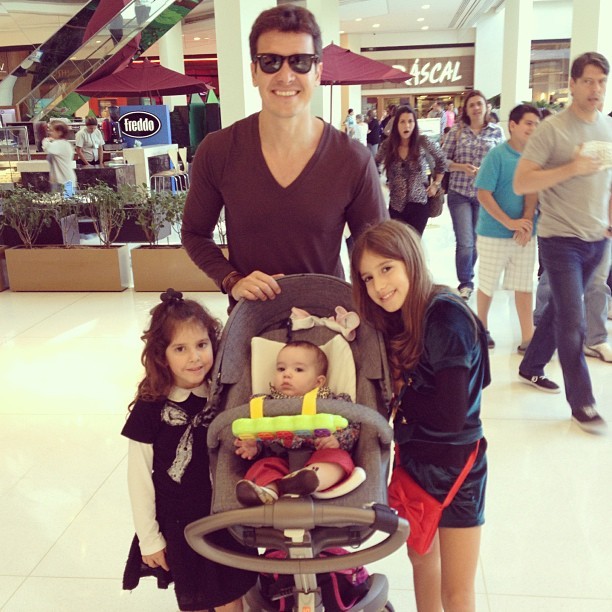 Rodrigo Faro com as filhas no shopping (Foto: Reprodução/Instagram)