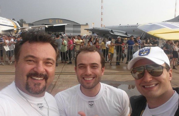 Pai, Ruy Textor, e os filhos, Tiago e André trabalhavam juntos com acrobacias aéreas Goiás (Foto: Reprodução/Facebook)
