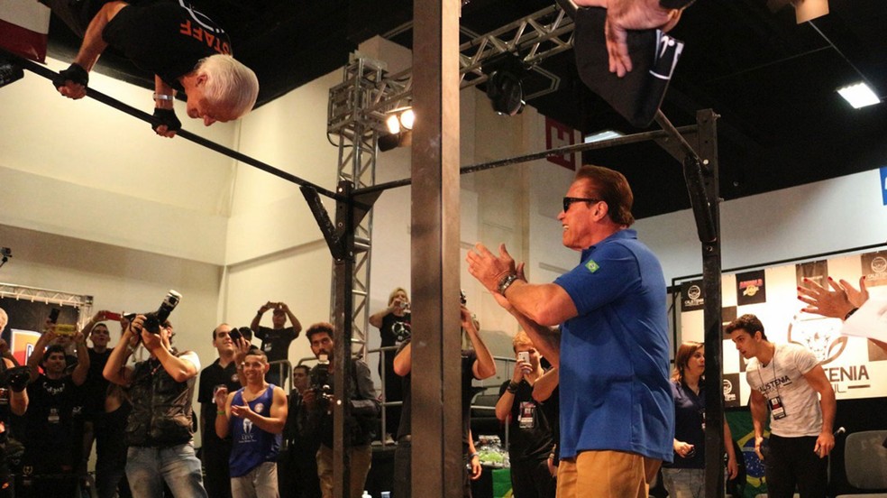 Arnold Schwarzenegger fica apenas no aplauso ao ver 'vovôs' fortões que praticam calistenia (Foto: Rodrigo Dod/Savaget)