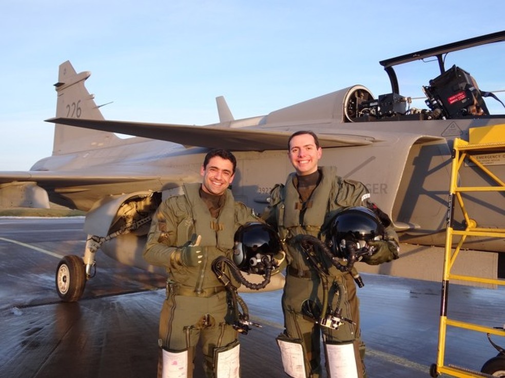 Capitães da FAB Fórneas e Pascotto fizeram primeiro voo solo de Gripen em janeiro de 2015 (Foto: FAB/Divulgação)