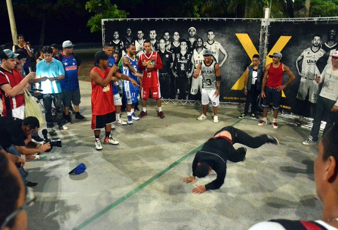 Jamaal, Smith e Jimmy observam dançarinos de Street Dance e aproveitam para dar notas (Foto: Caio Casagrande)