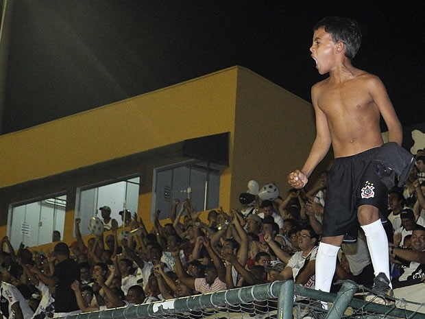 Menino comemora gol do Mixto em cima do alambrado. Torcida compareceu em peso (Foto: Aldair Santos/ Rádio Centro América FM) Menino comemora gol do Mixto em cima do alambrado. Torcida compareceu em peso (Foto: Aldair Santos/ Rádio Centro América FM)