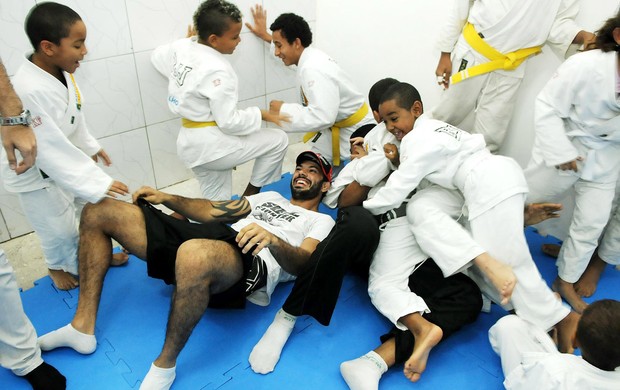 MMA Viscardi Andrade visita Rocinha (Foto: Alexandre Durão)