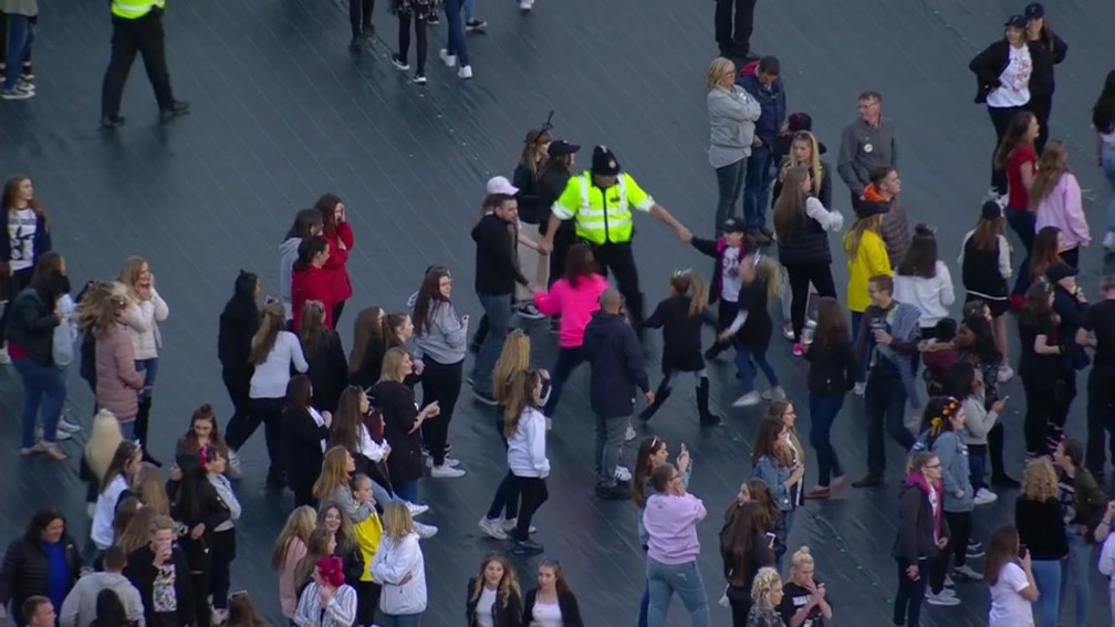 Policial brinca de roda com crianças fãs de Ariana Grande durante show One Love Manchester (Foto: Reprodução / Twitter)